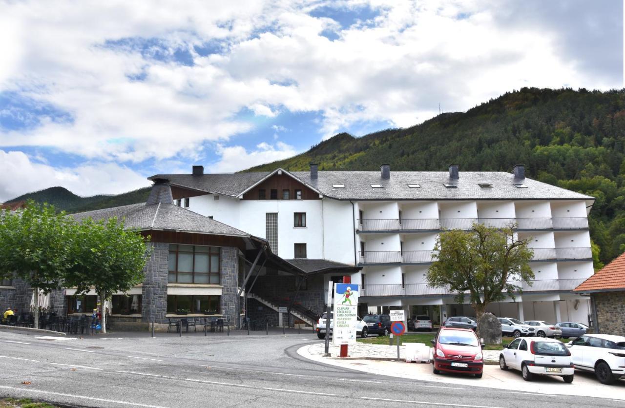 Hotel y Apartamentos SNÖ Isaba Bagian luar foto