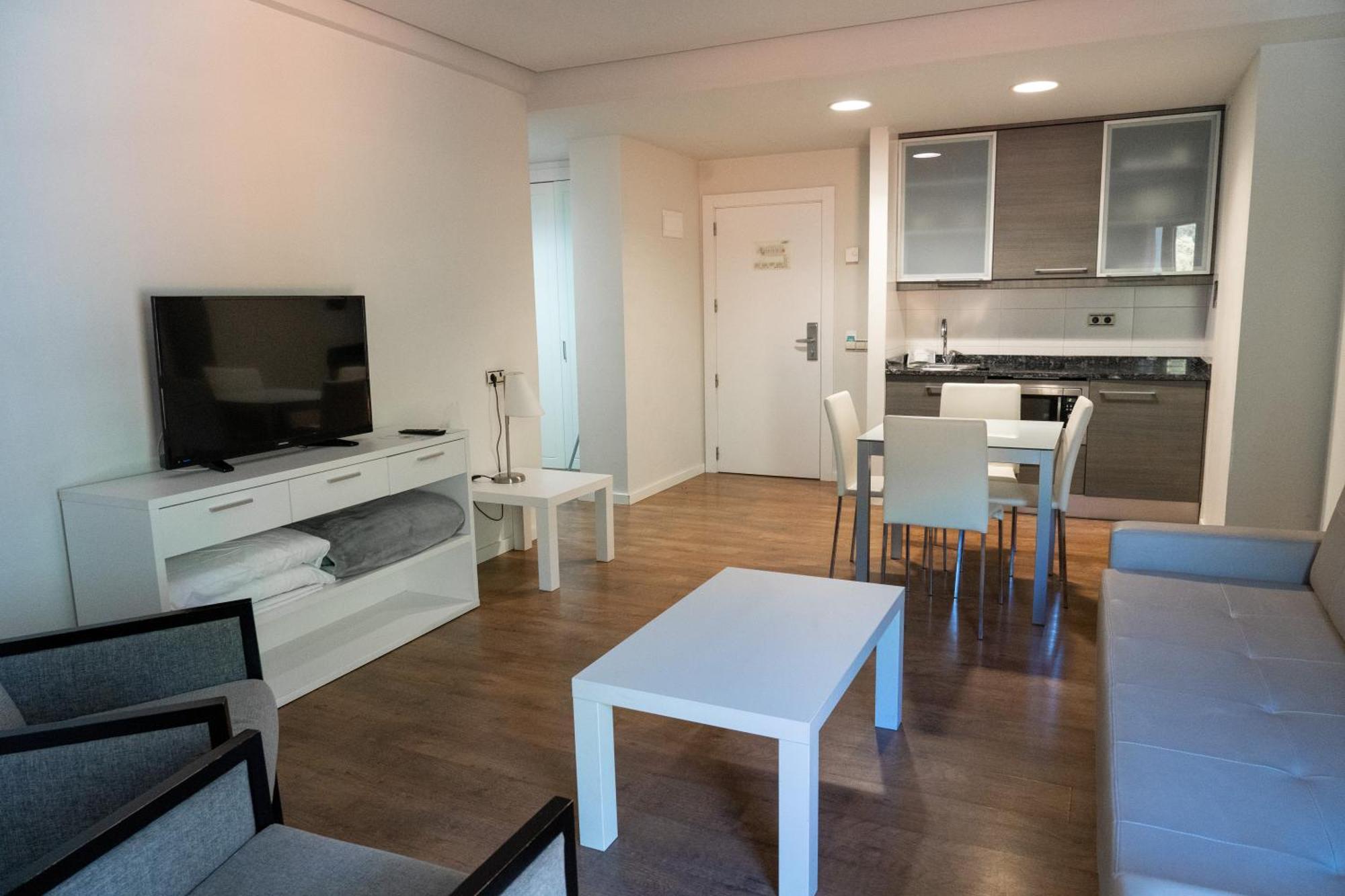 Hotel y Apartamentos SNÖ Isaba Bagian luar foto